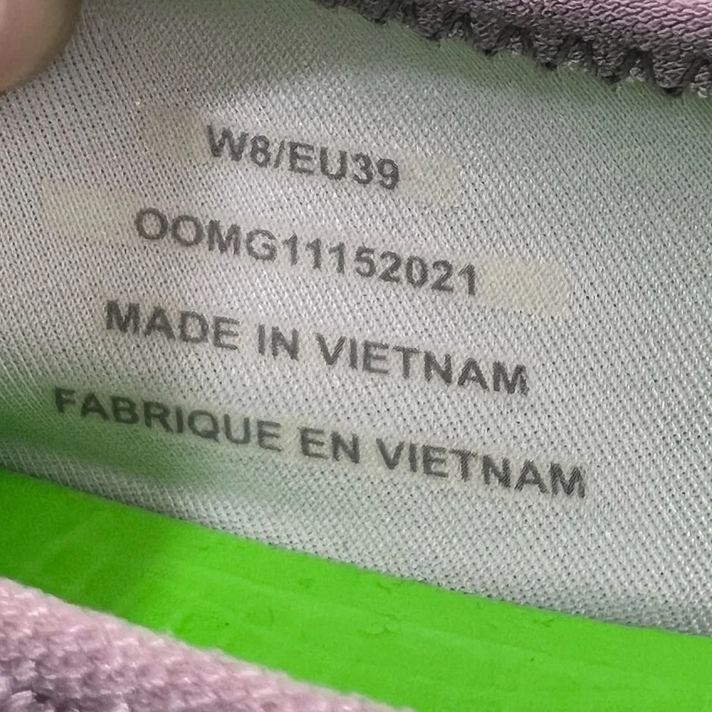 OOFOS OOmg eeZee Low Shoe in Mauve